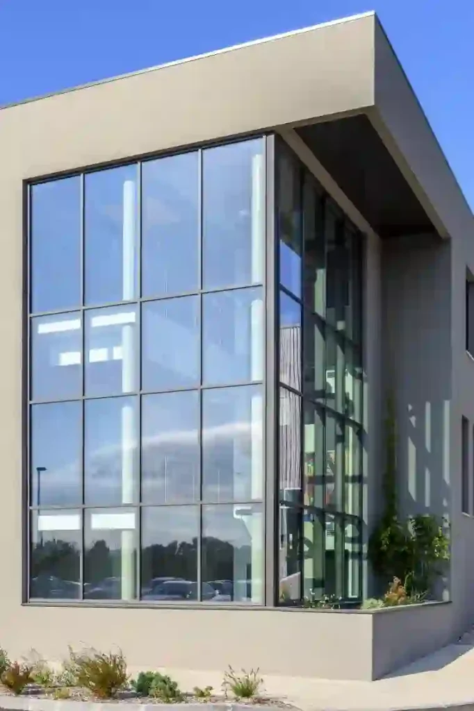 Commercial curtain wall glazing system for modern buildings